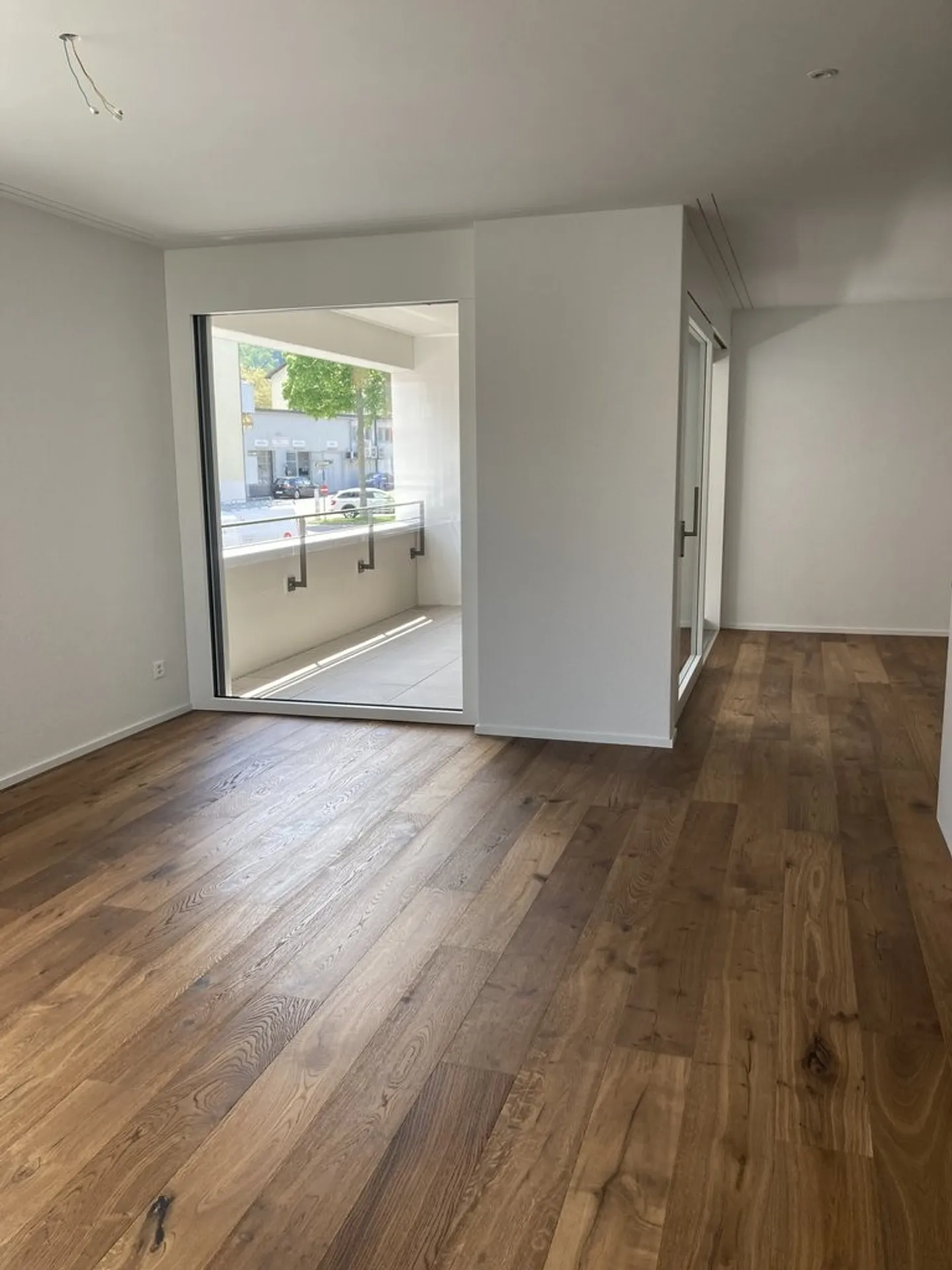 Appartement 2.5 pièces presque neuf dans un bon emplacement - Photo 2 sur 7