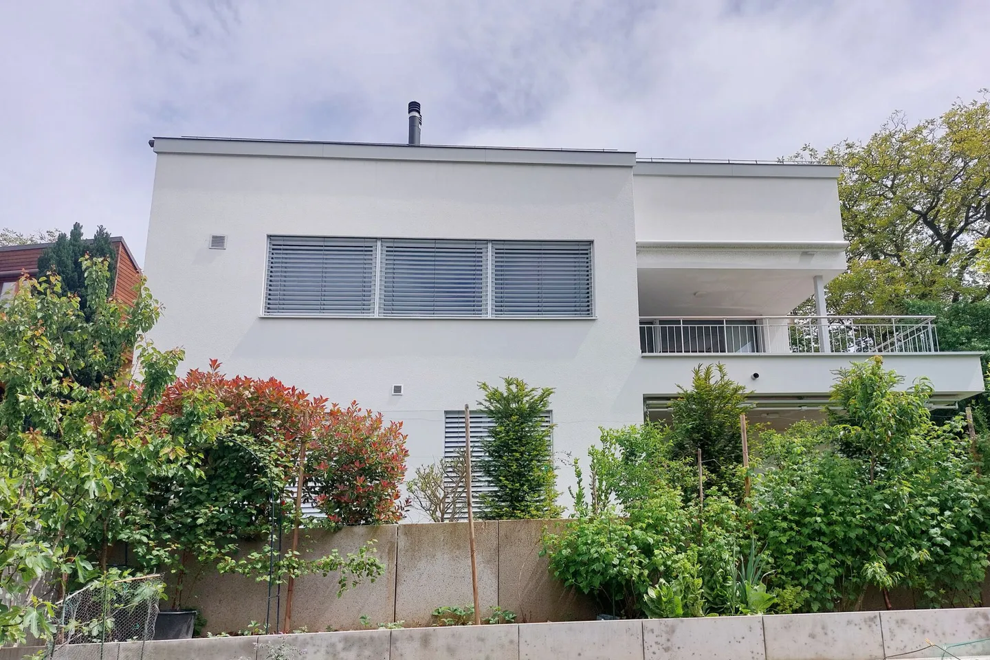Single-family house with a view on a quiet neighborhood street - Photo 1 of 11