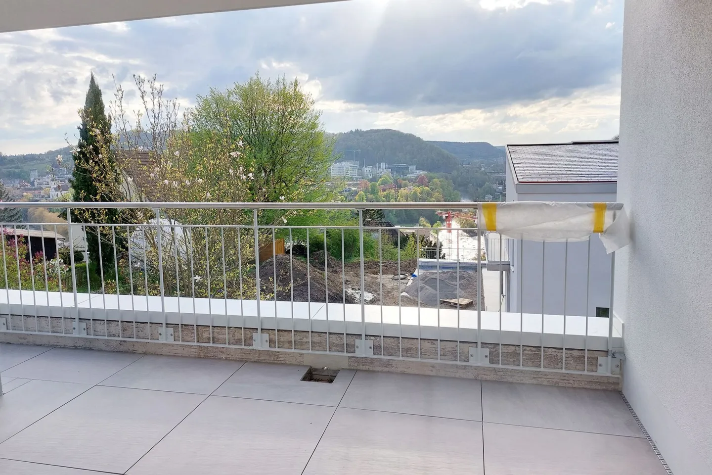 Single-family house with a view on a quiet neighborhood street - Photo 5 of 11