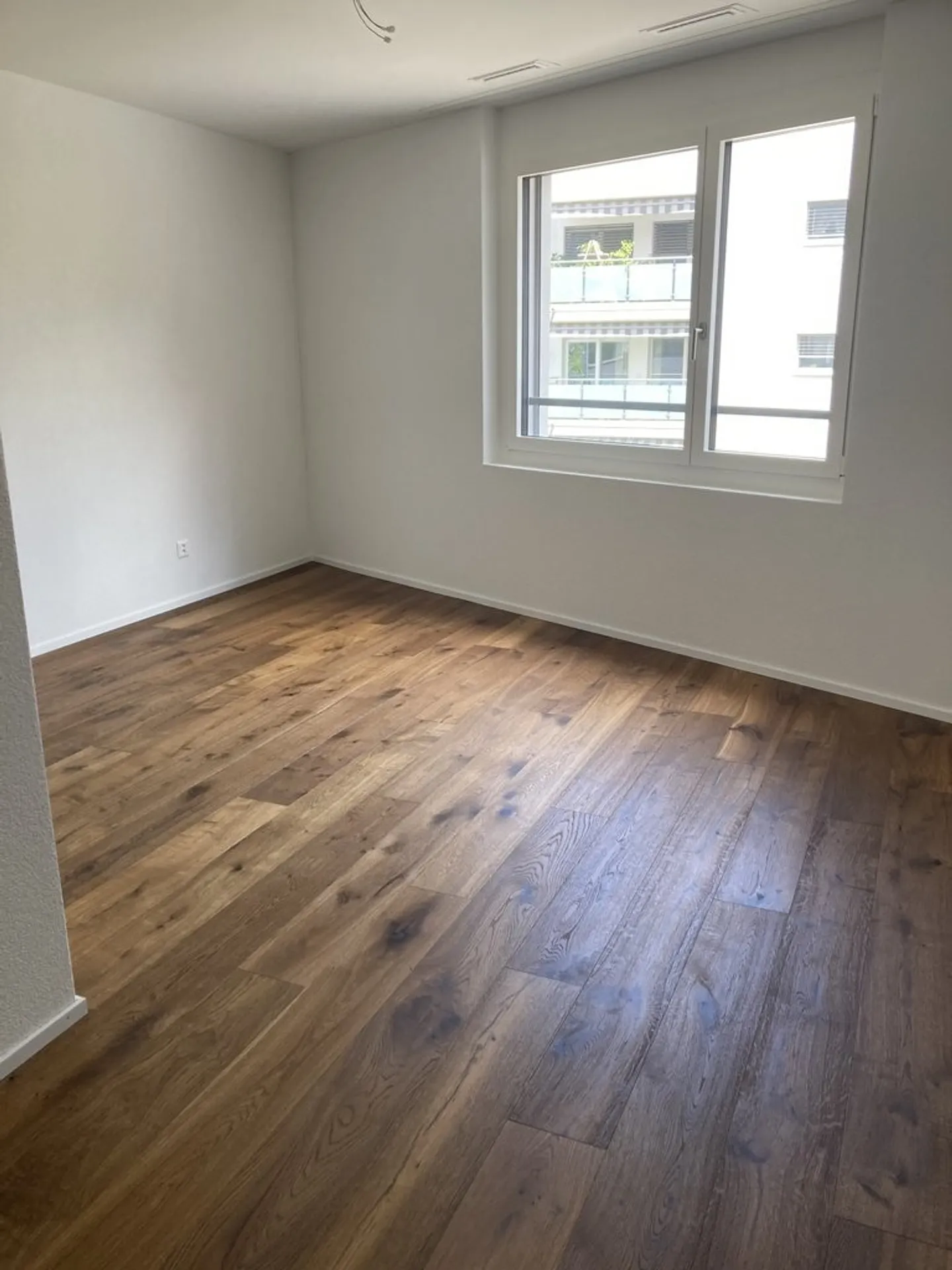 Appartement 2.5 pièces presque neuf dans un bon emplacement - Photo 4 sur 7