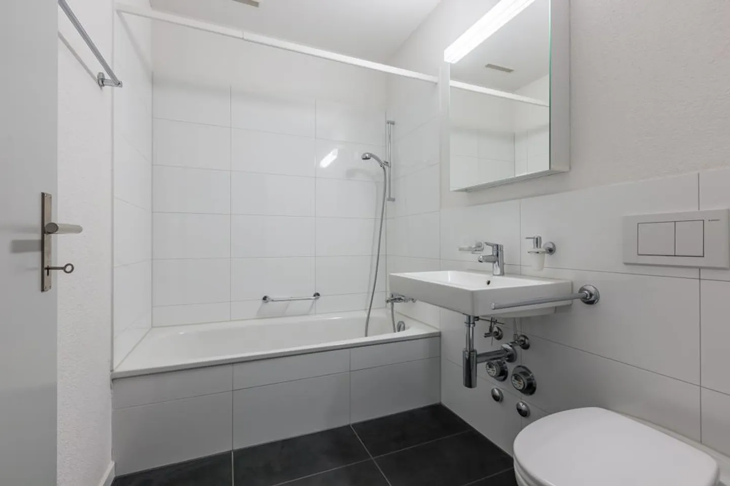 Modern Apartment with Balcony - Photo 3 of 6