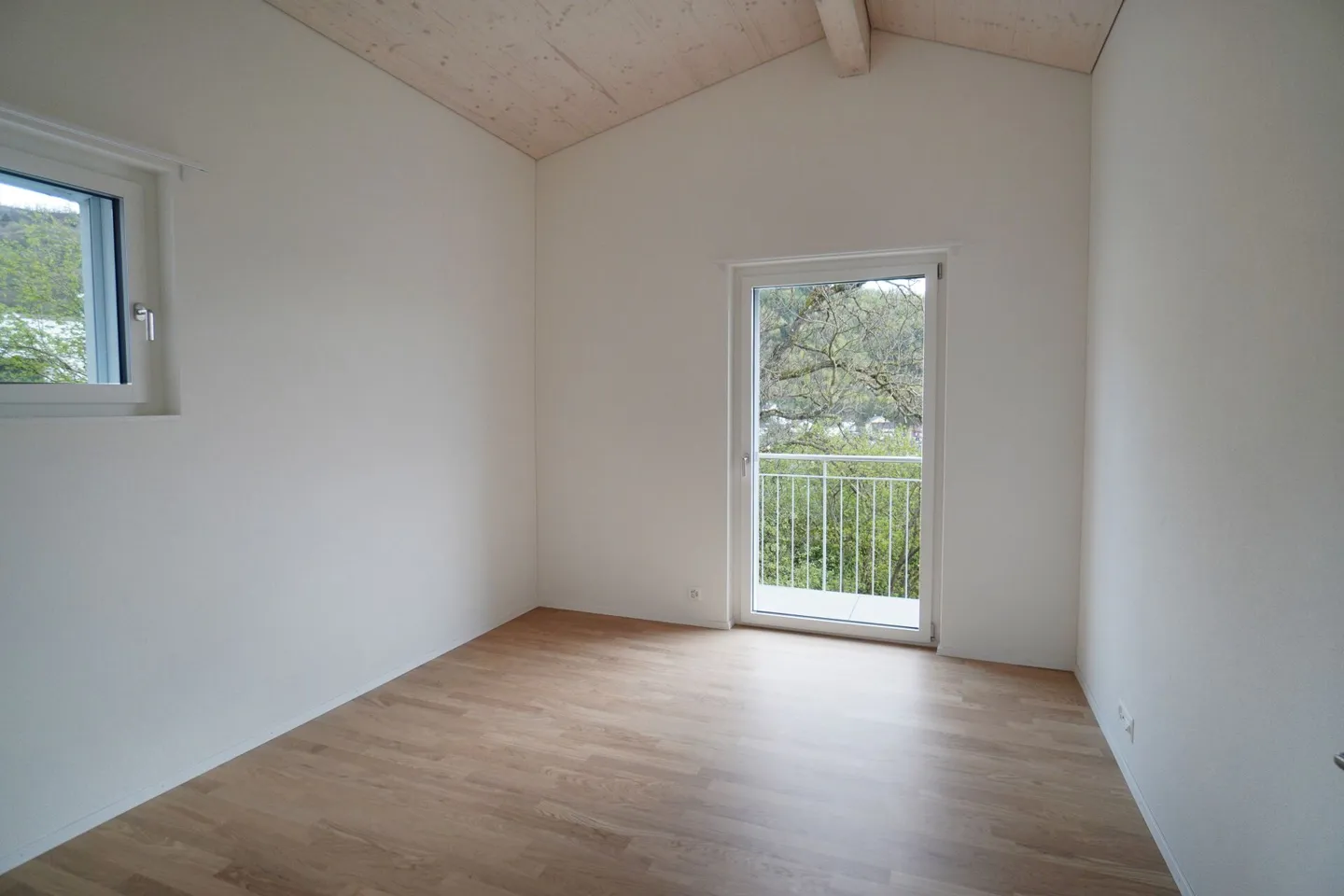 Single-family house with a view on a quiet neighborhood street - Photo 7 of 11