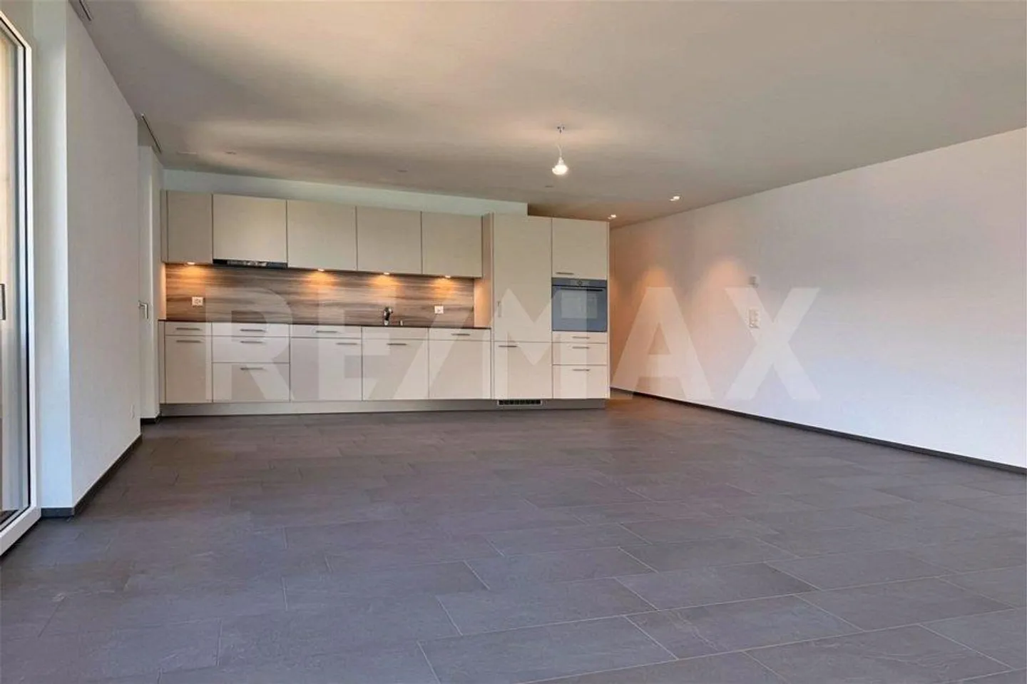 First Rental: Lake View Meets Living Comfort - 2.5 Rooms with Top Finish - Photo 3 of 11