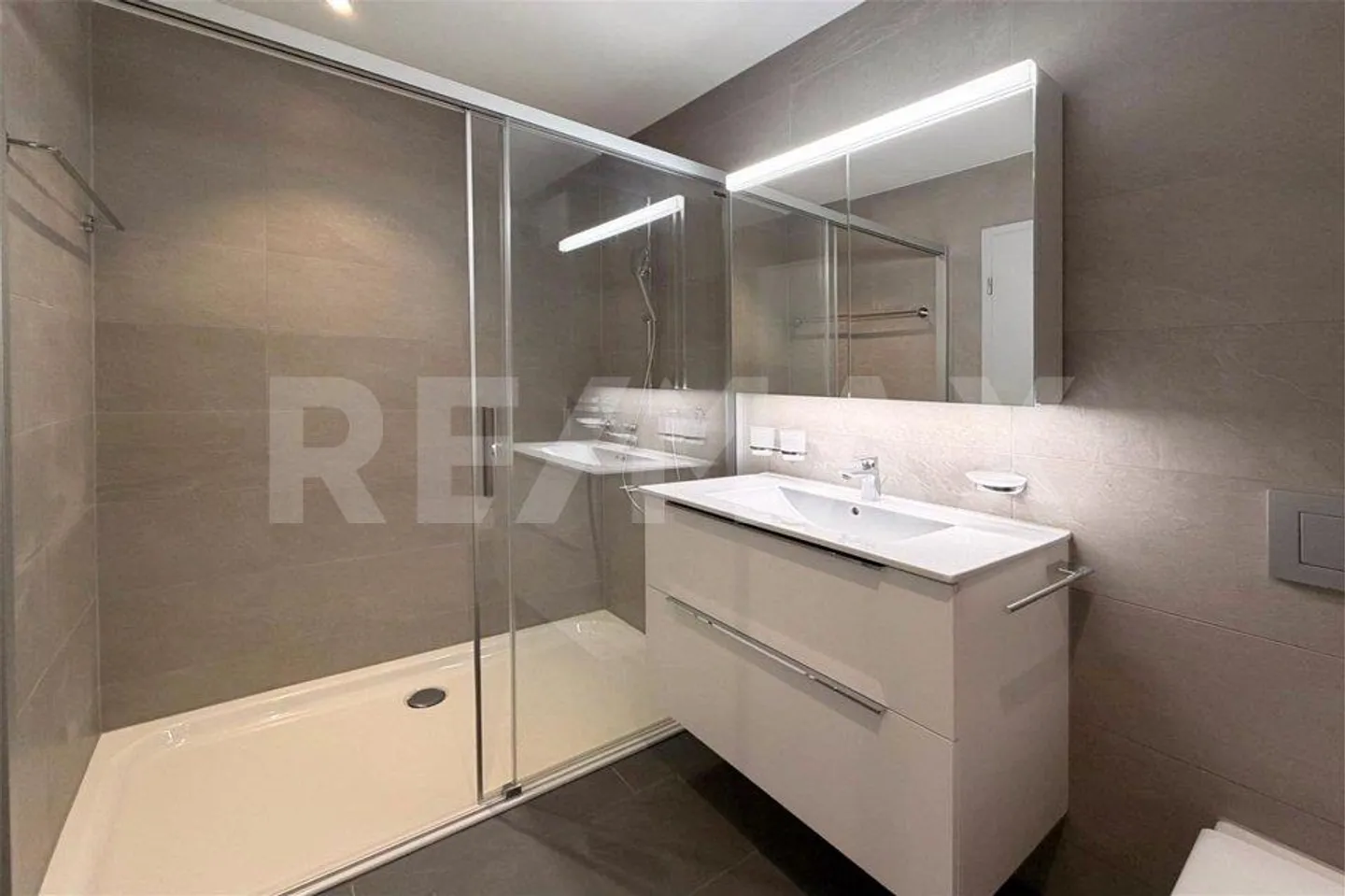 First Rental: Lake View Meets Living Comfort - 2.5 Rooms with Top Finish - Photo 7 of 11