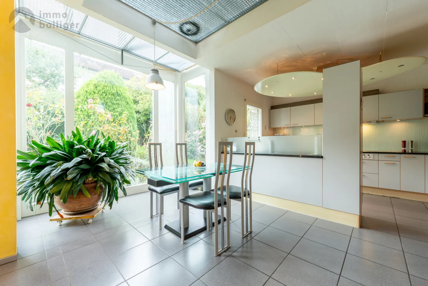 Moderne Architektur trifft auf attraktive Gartengestaltung
 - Foto 2 von 14