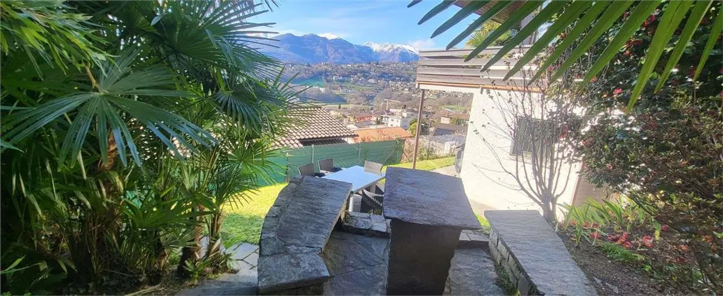 Villa with lake view, garden and pool - Photo 7 of 9