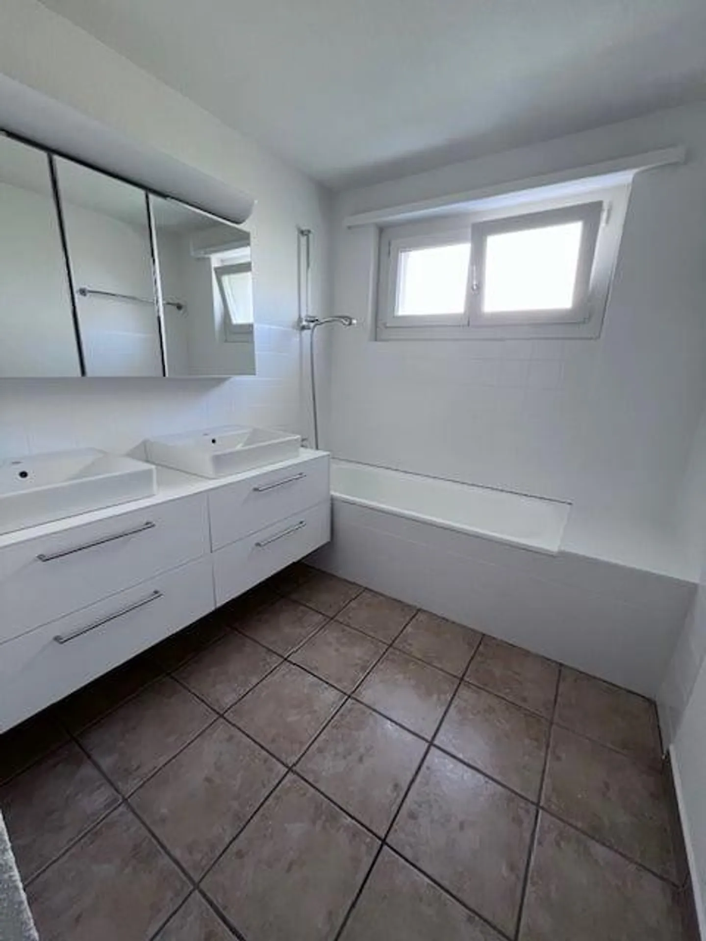 Spacious 4½-room apartment finely renovated; unbeatable view in a green neighborhood - Photo 7 of 9