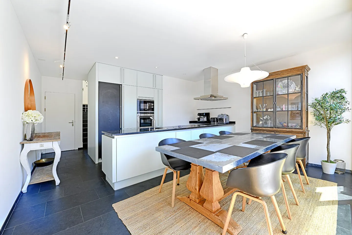 4.5-room terraced house with extraordinary architecture - Photo 4 of 16