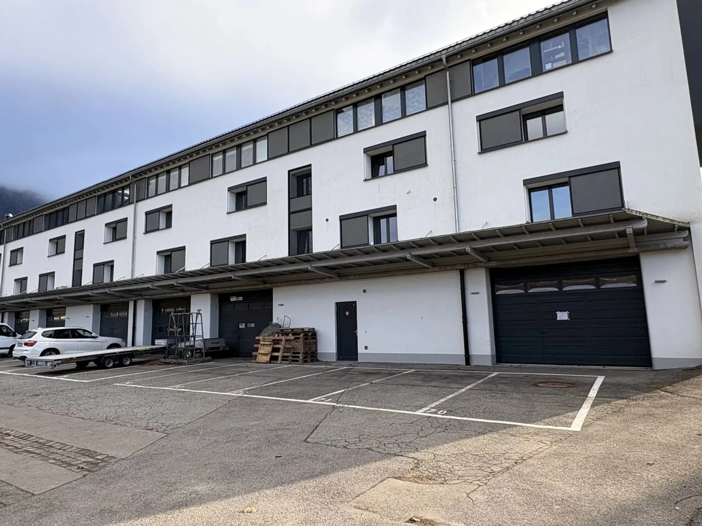 Spacious Commercial Space in Bex - Photo 1 of 4