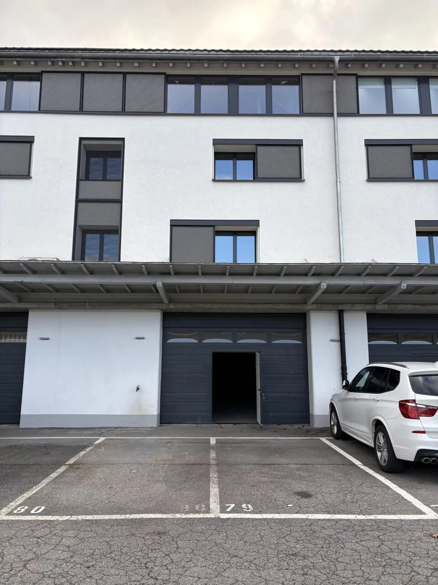 Spacious Commercial Space in Bex - Photo 2 of 4