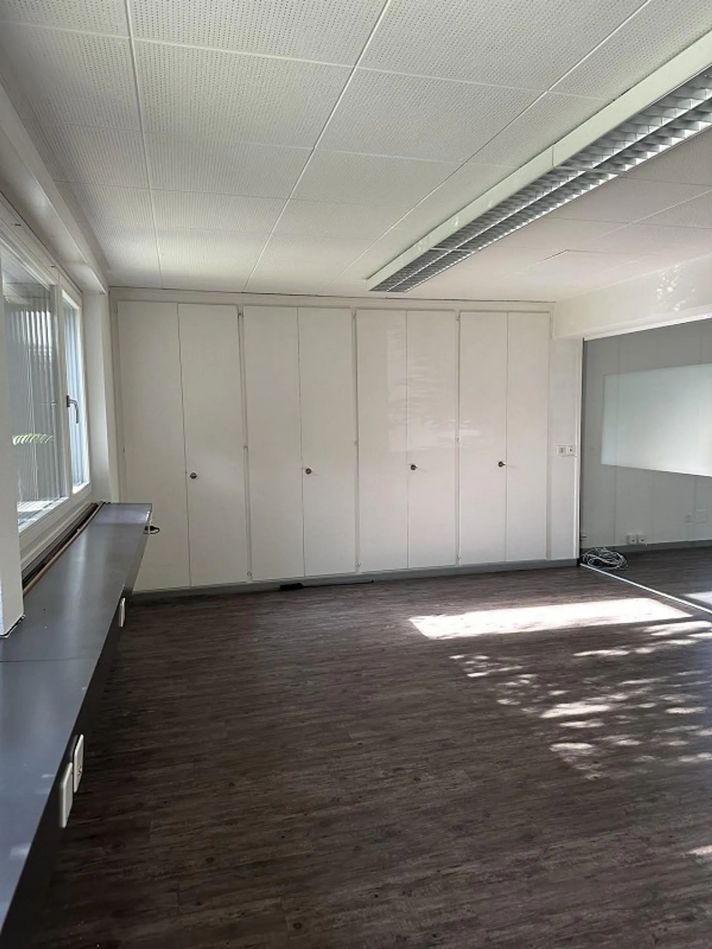 Attractive office space in a central location - Photo 2 of 13