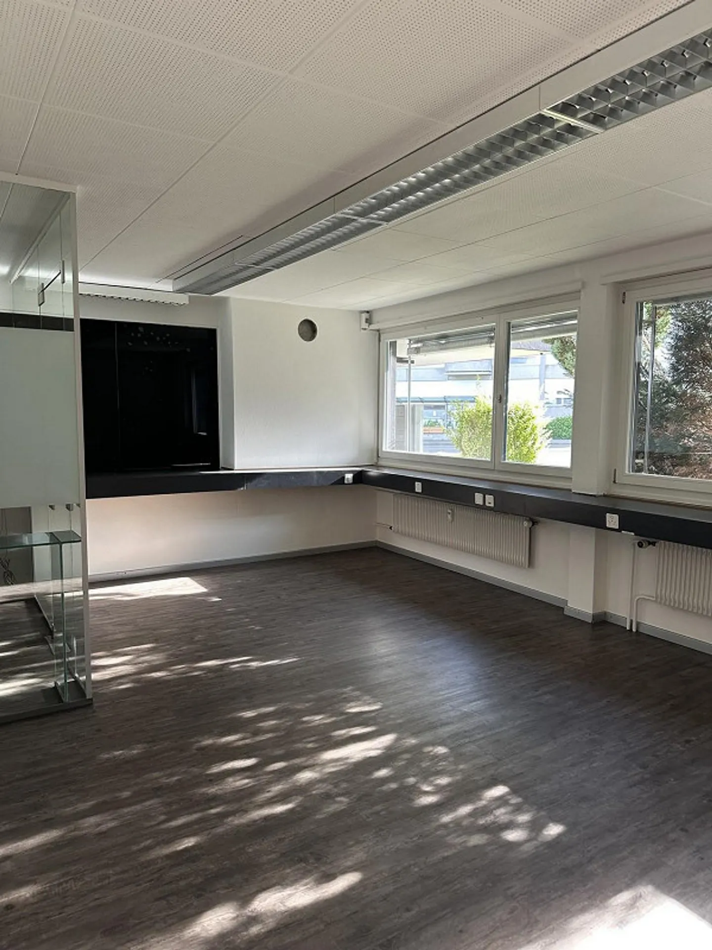 Attractive office space in a central location - Photo 3 of 13