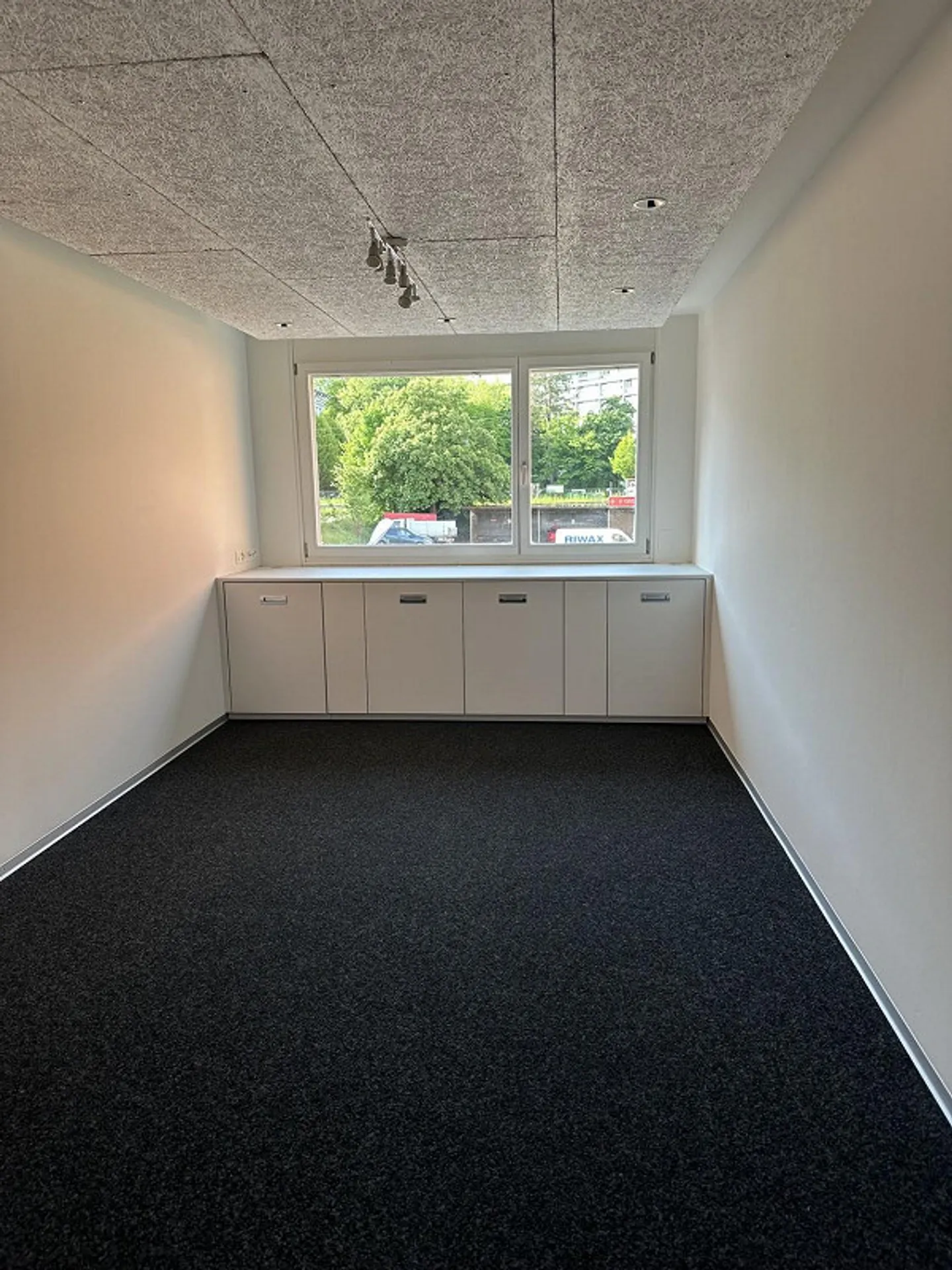 Attractive office space in a central location - Photo 9 of 13