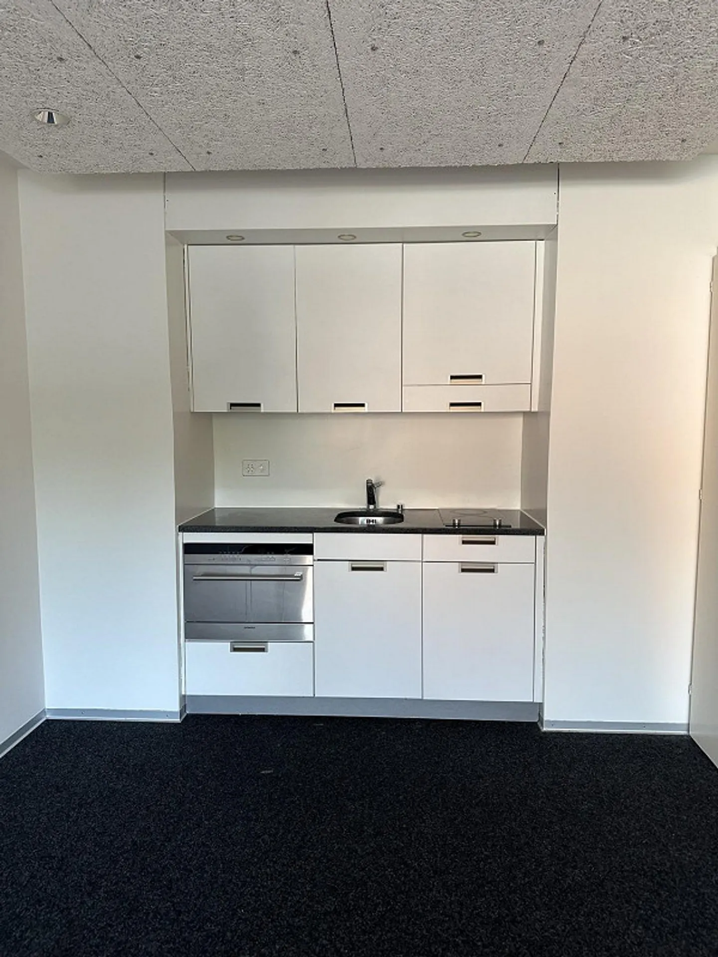 Attractive office space in a central location - Photo 10 of 13