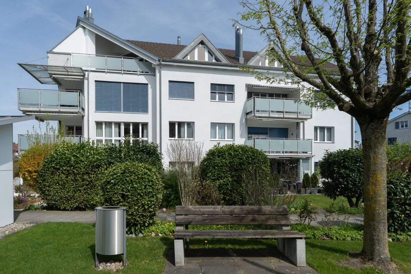 Au-dessus des toits de Henggart - Photo 1 sur 23