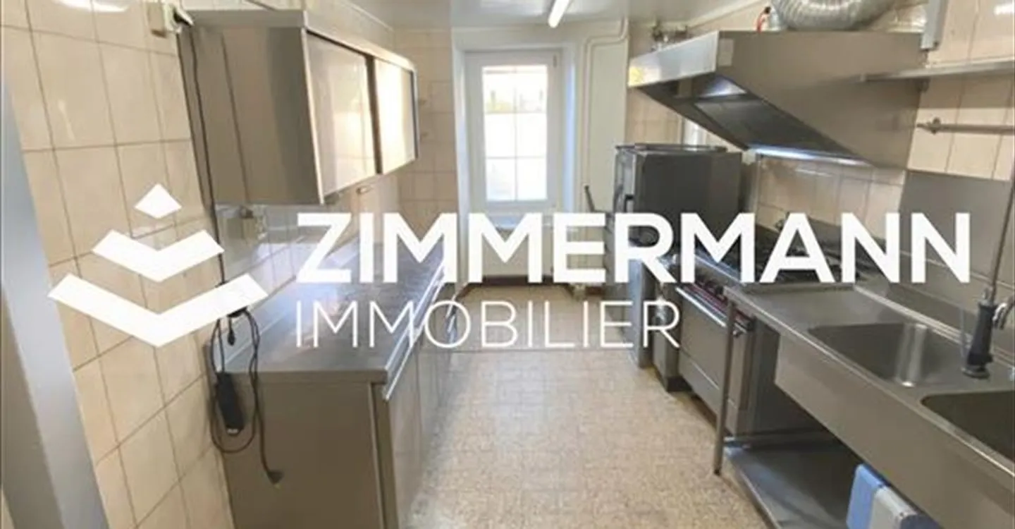 Mixed-use building for rent - Photo 9 of 11