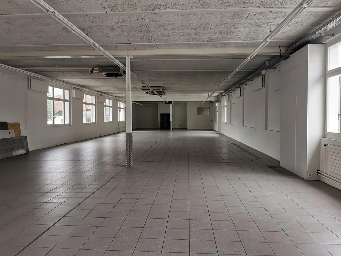 Spazio commerciale in posizione privilegiata a Sarnen in affitto - Foto 2 di 8