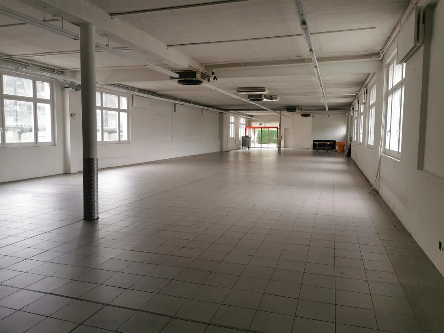 Spazio commerciale in posizione privilegiata a Sarnen in affitto - Foto 1 di 8