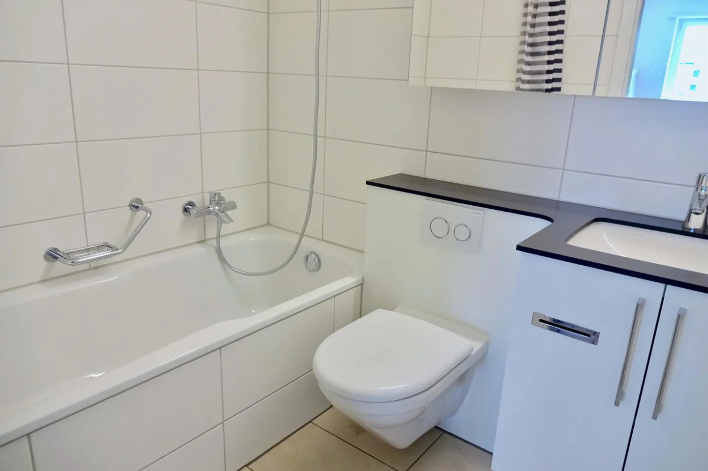 Camera arredata in un appartamento condiviso centrale a Basilea - Foto 3 di 10