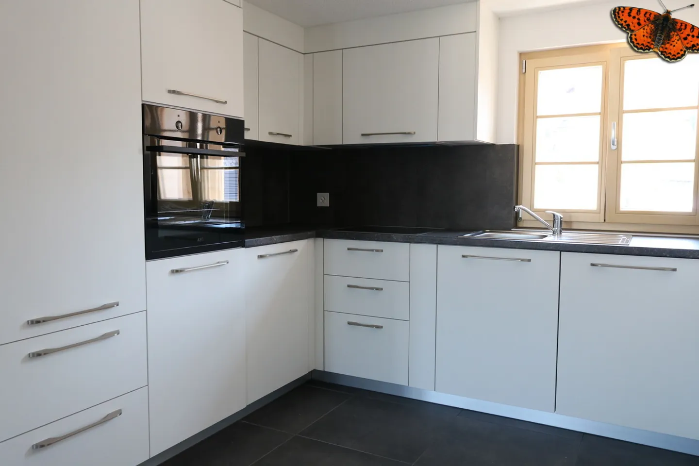 BRIGHT 2-ROOM APARTMENT - Photo 2 of 10