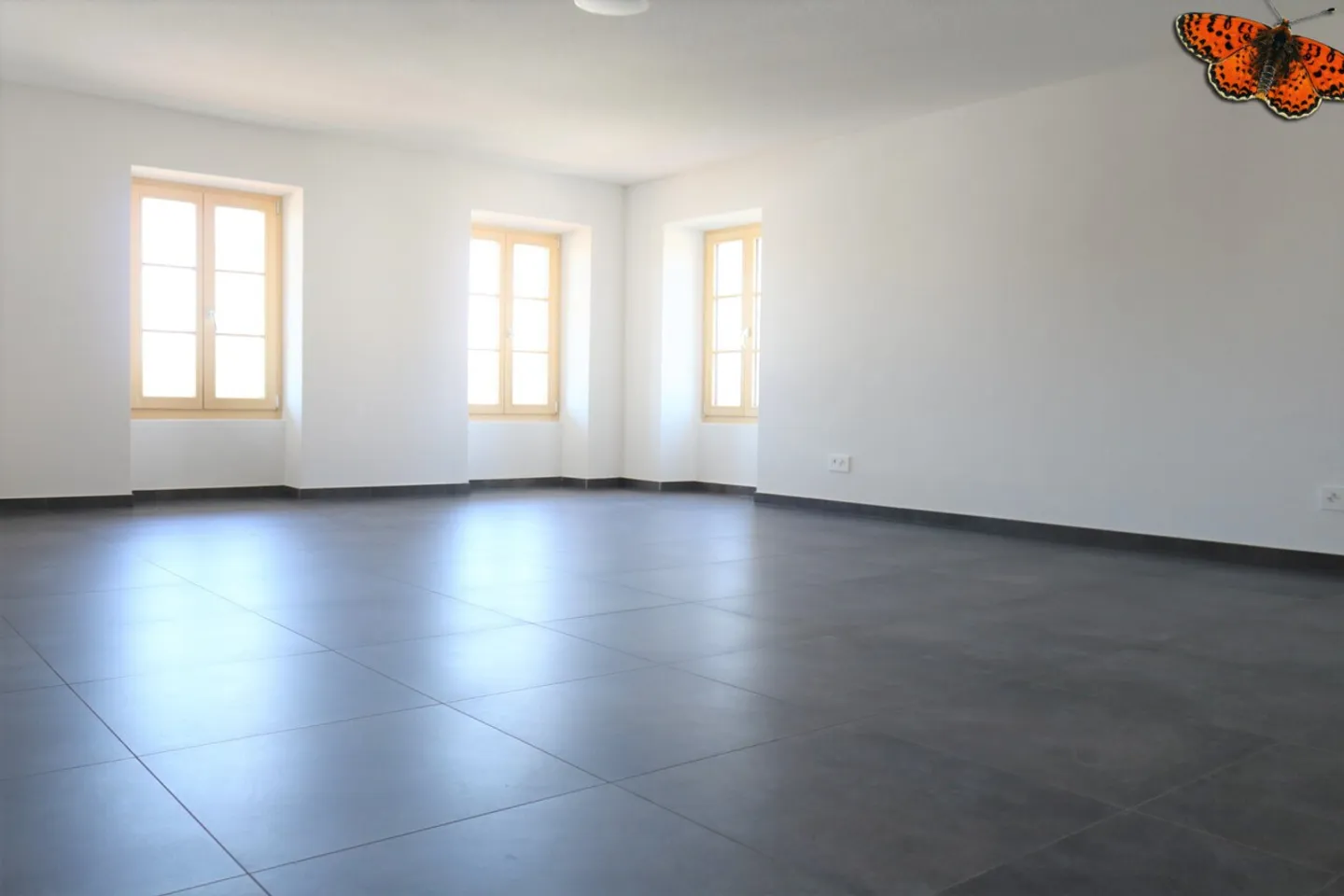 BRIGHT 2-ROOM APARTMENT - Photo 3 of 10