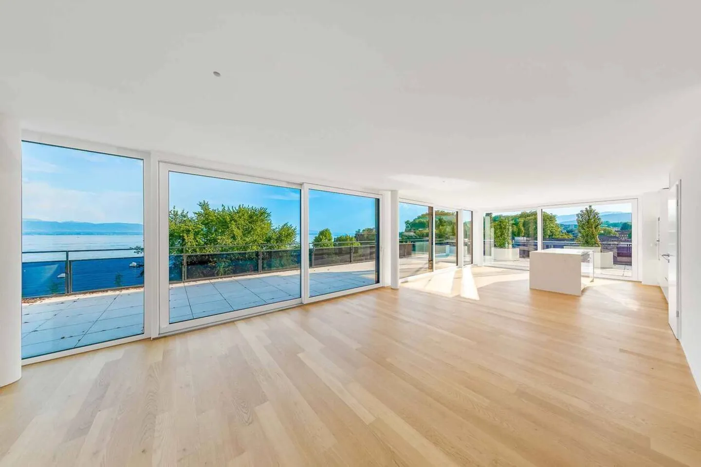 UNIQUE! 5.5-room penthouse of 180m2 with a 168m2 rooftop terrace offering panoramic views of the lake and the Alps - Photo 2 of 13