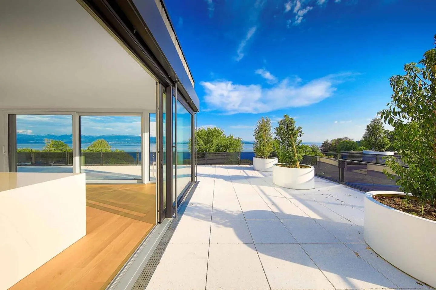 UNIQUE! 5.5-room penthouse of 180m2 with a 168m2 rooftop terrace offering panoramic views of the lake and the Alps - Photo 8 of 13