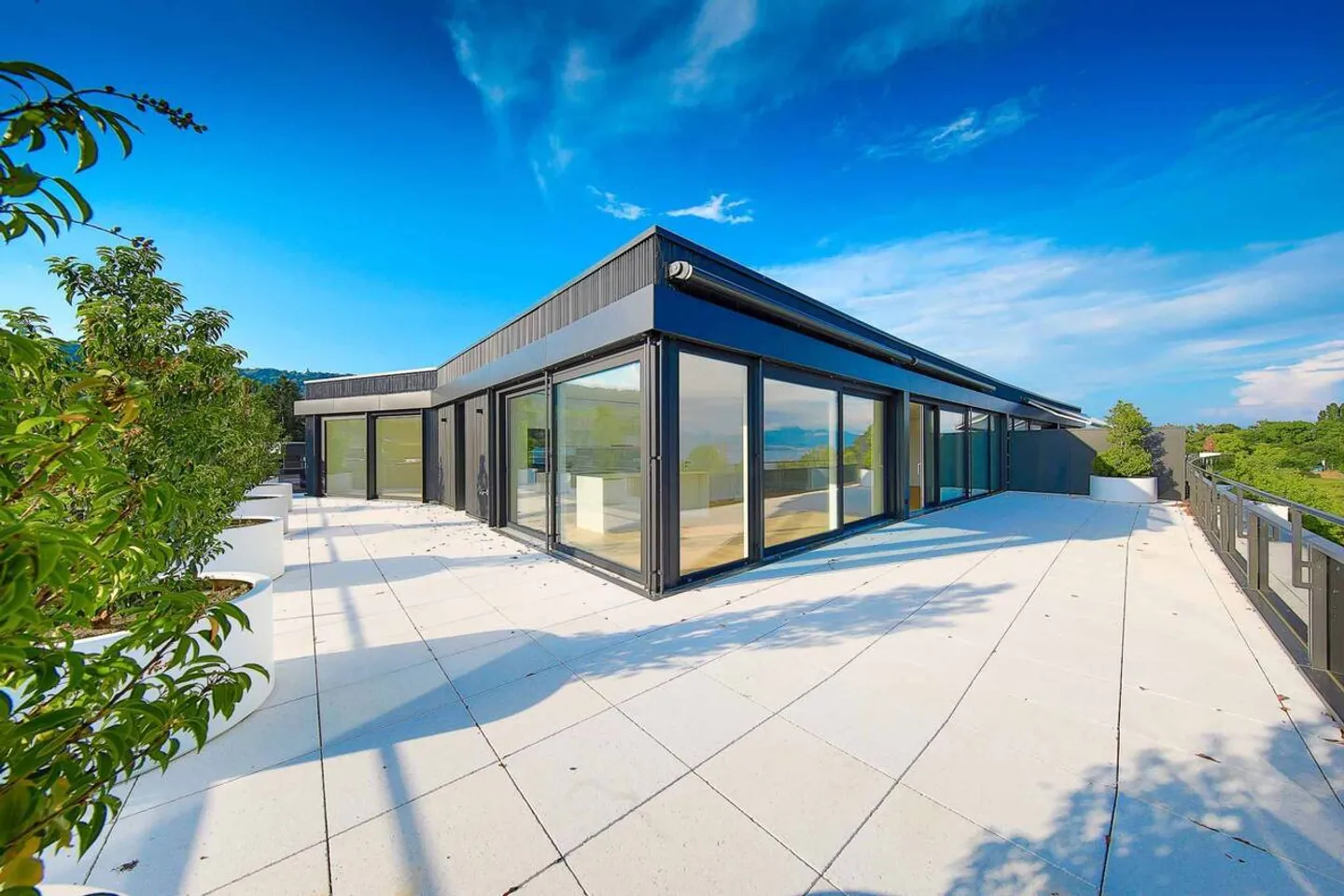 UNIQUE! 5.5-room penthouse of 180m2 with a 168m2 rooftop terrace offering panoramic views of the lake and the Alps - Photo 10 of 13