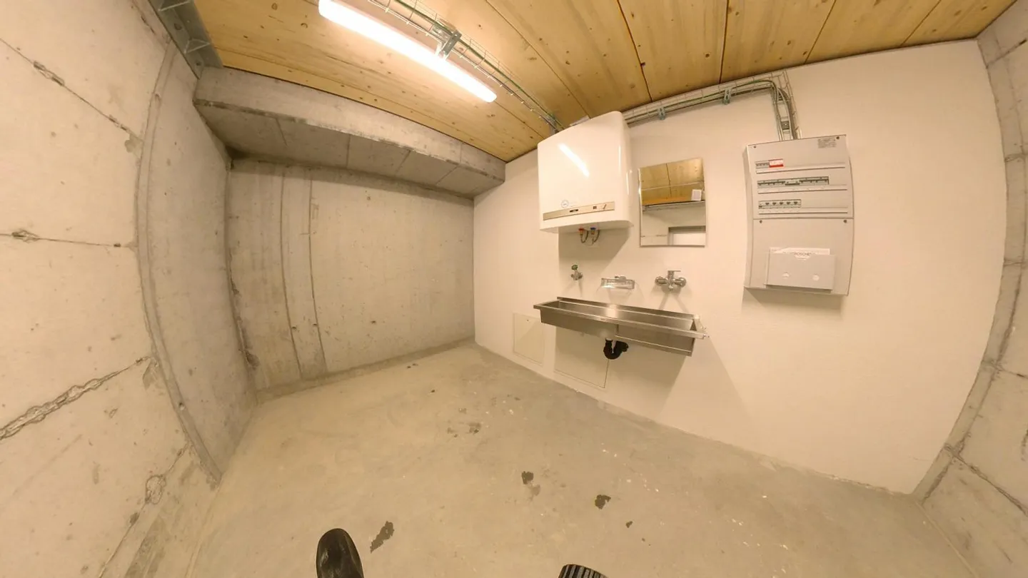 Warehouse, workshop, hobby room for rent with truck access - Photo 4 of 6