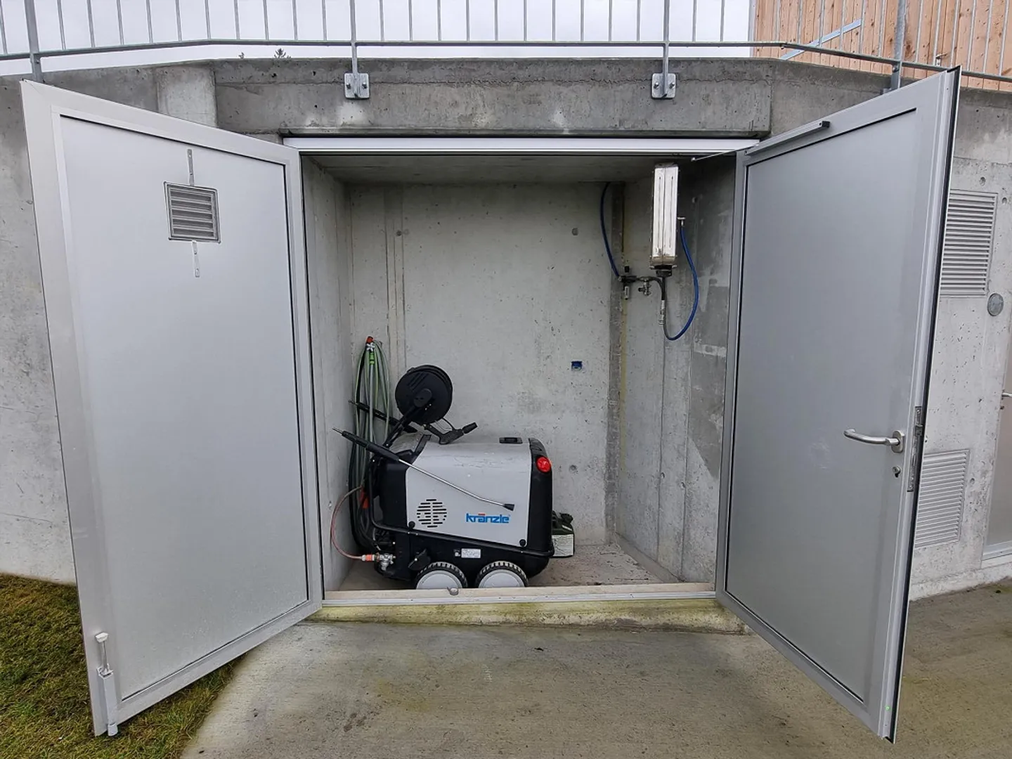 Warehouse, workshop, hobby room for rent with truck access - Photo 5 of 6