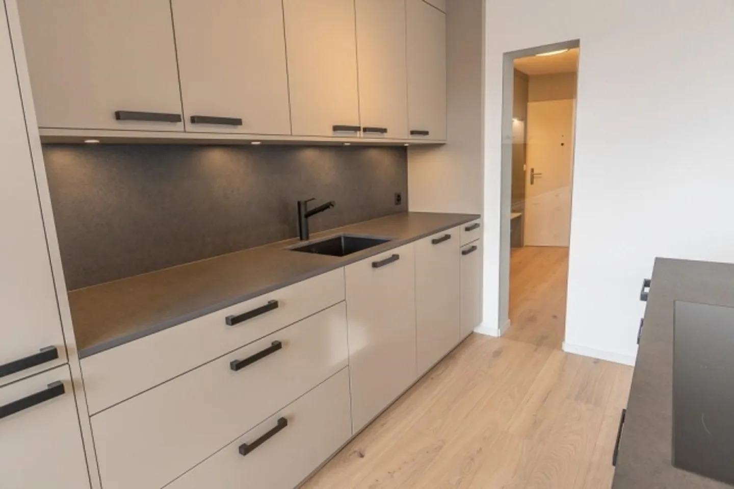 Charming 4.5-room apartment, 8th floor including underground parking (completely renovated) - Photo 3 of 13