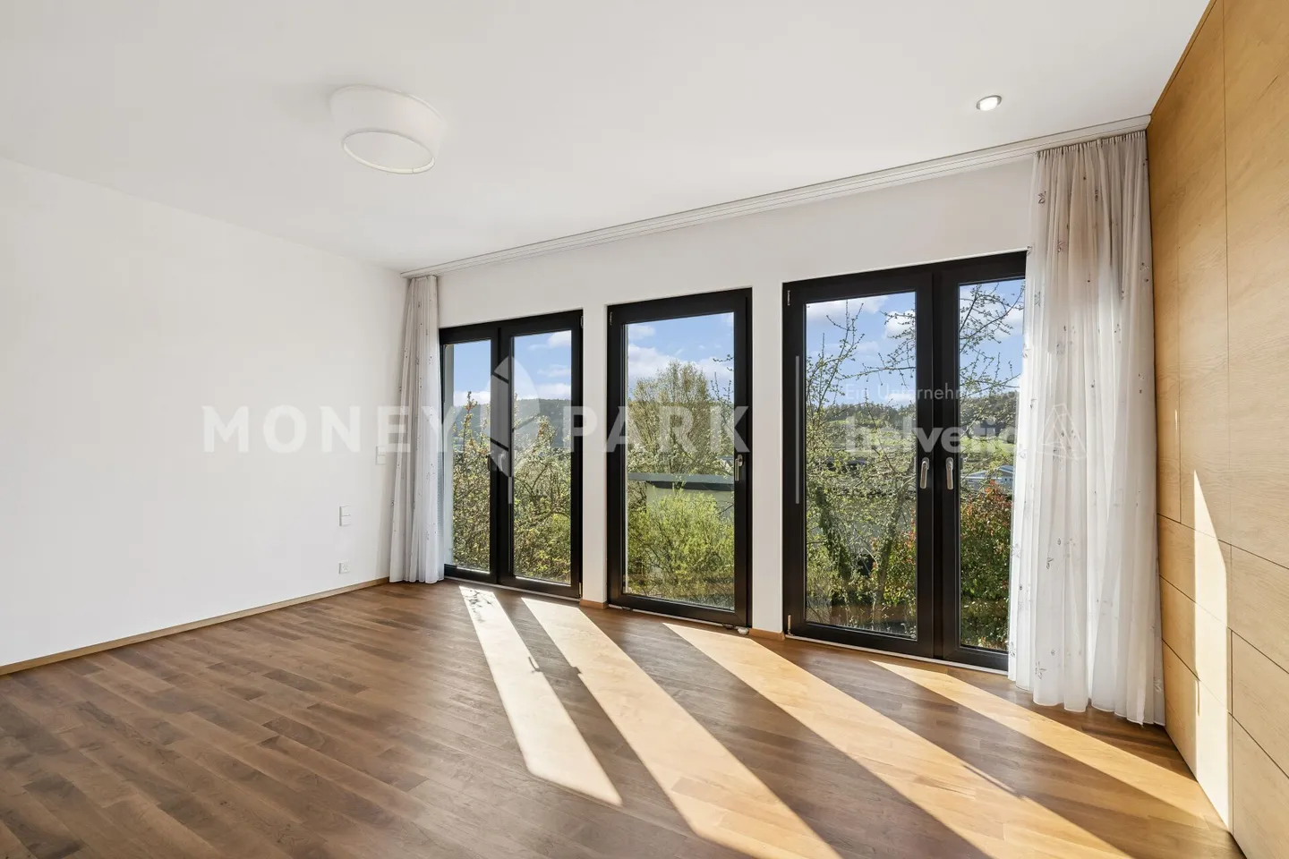 Casa multifamiliare attraente con opzioni di utilizzo flessibili - Foto 3 di 8