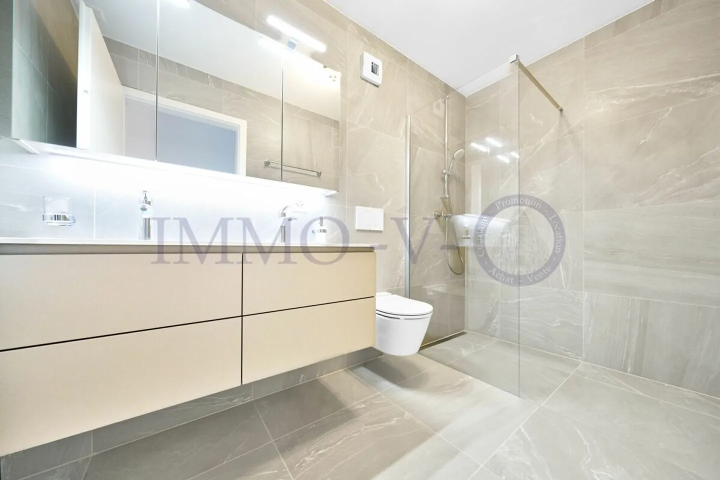 NEUES LUXUSIMMOBILIE MIT TERRASSE IN IDEALER LAGE - Foto 9 von 13