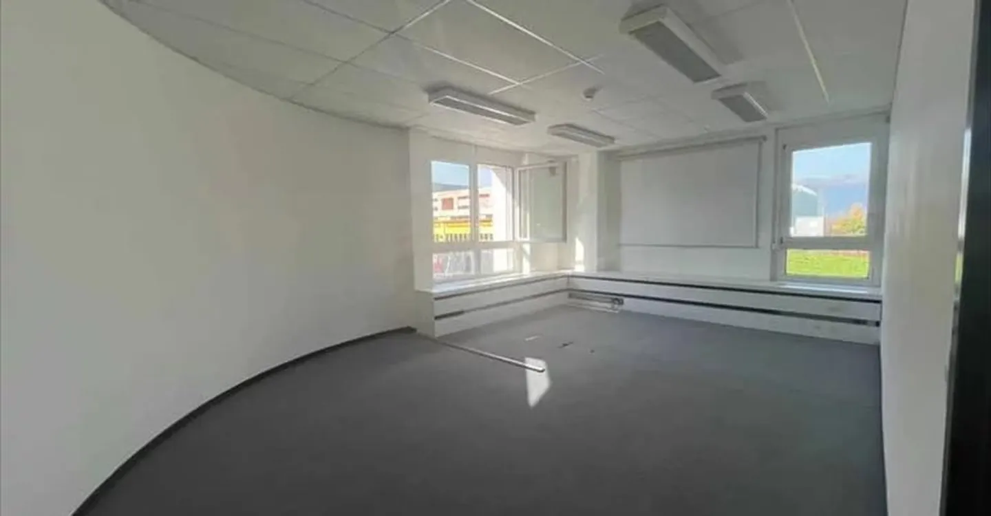 Furnished offices near the airport - Photo 2 of 8