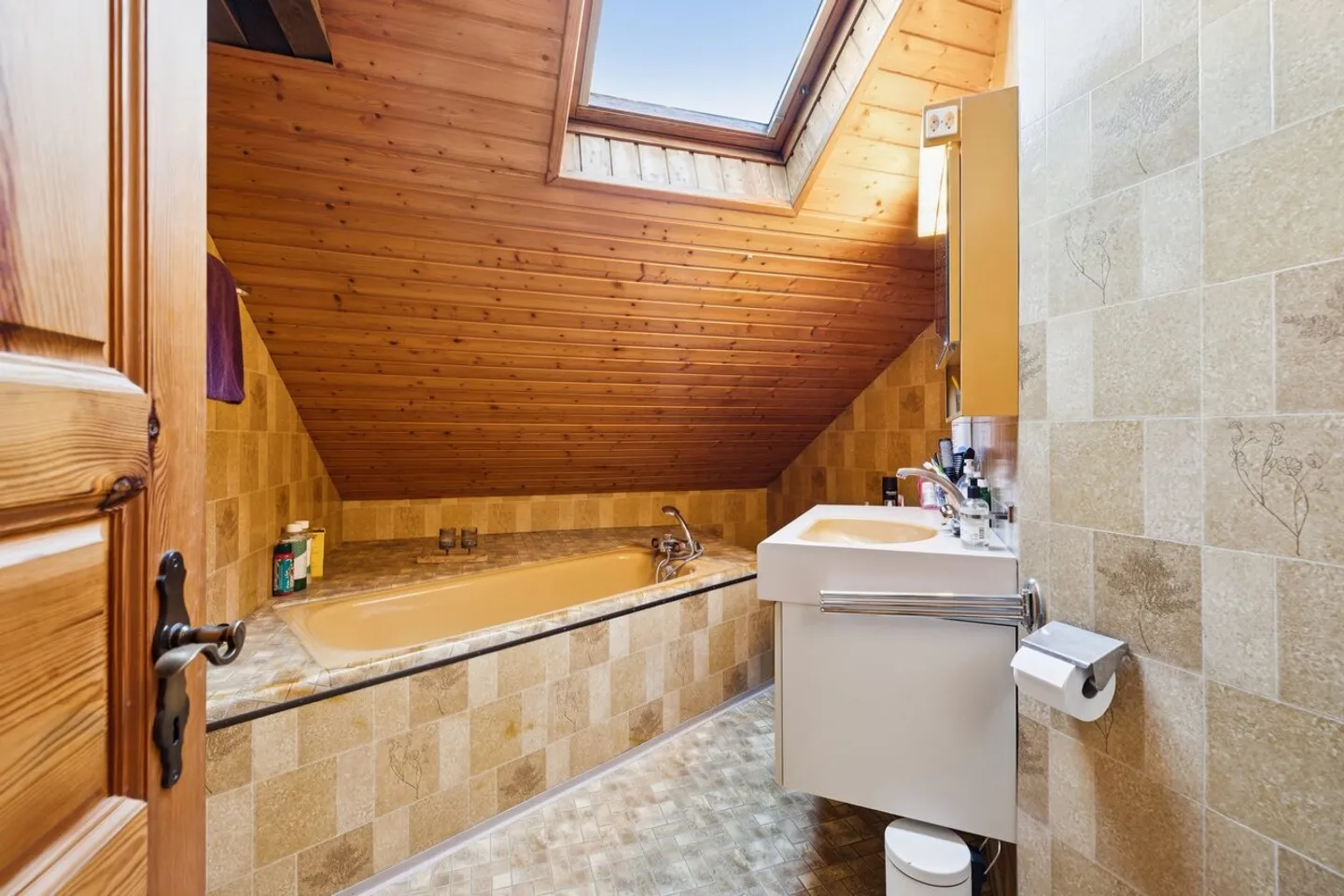 Angenehmes 5,5-Zimmer-Haus im Herzen des Dorfes - Foto 10 von 13