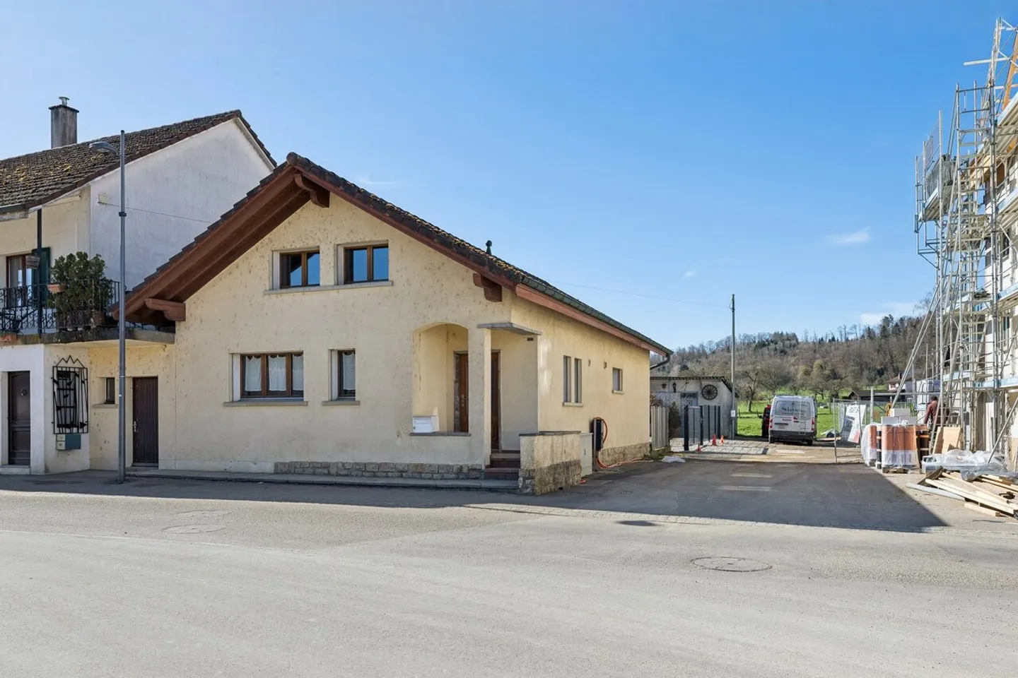 Angenehmes 5,5-Zimmer-Haus im Herzen des Dorfes - Foto 1 von 13