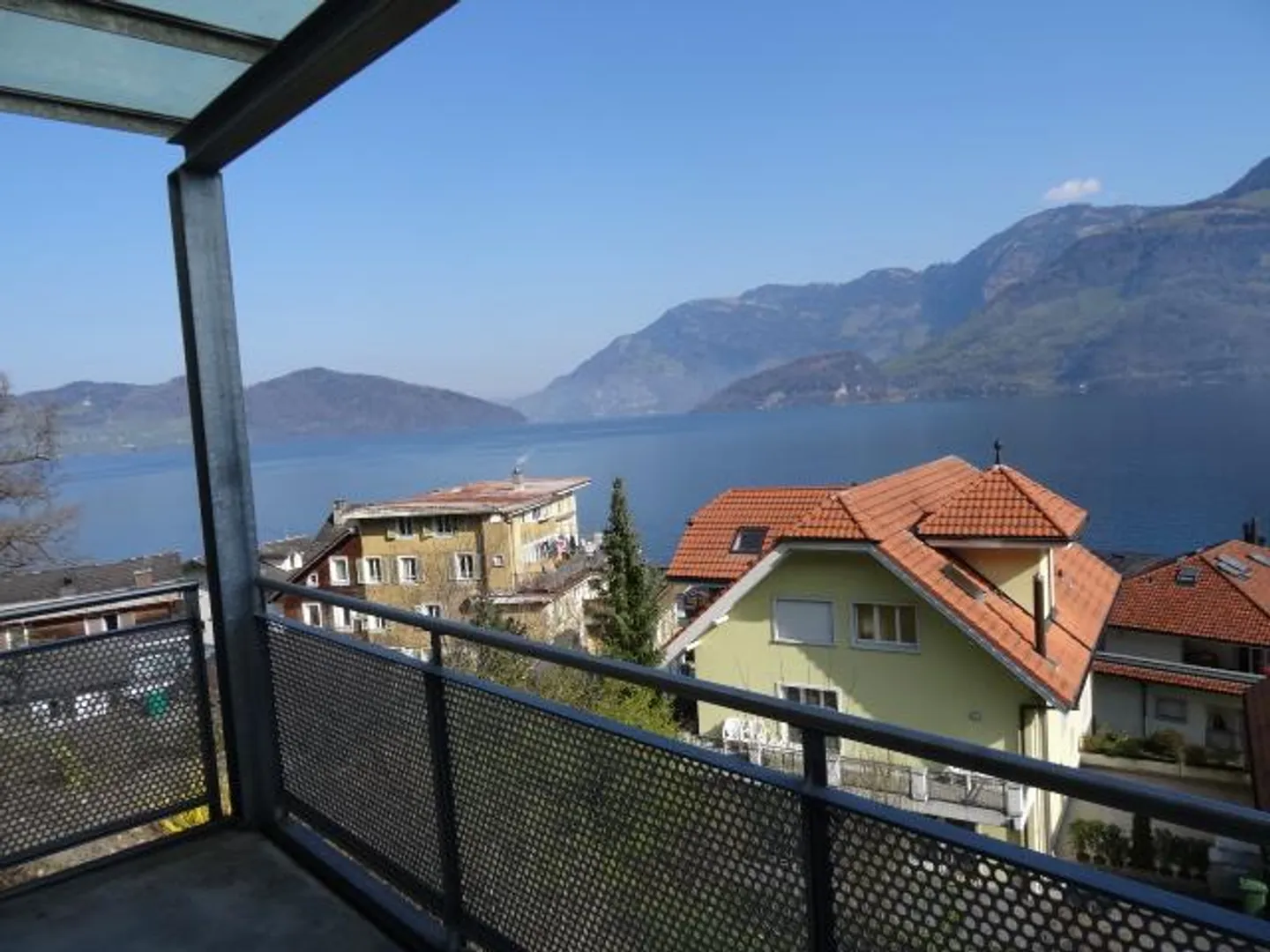 grosszügige 4.5 Zimmer-Wohnung mit wunderschöner See- und Bergsicht - Foto 1 von 8