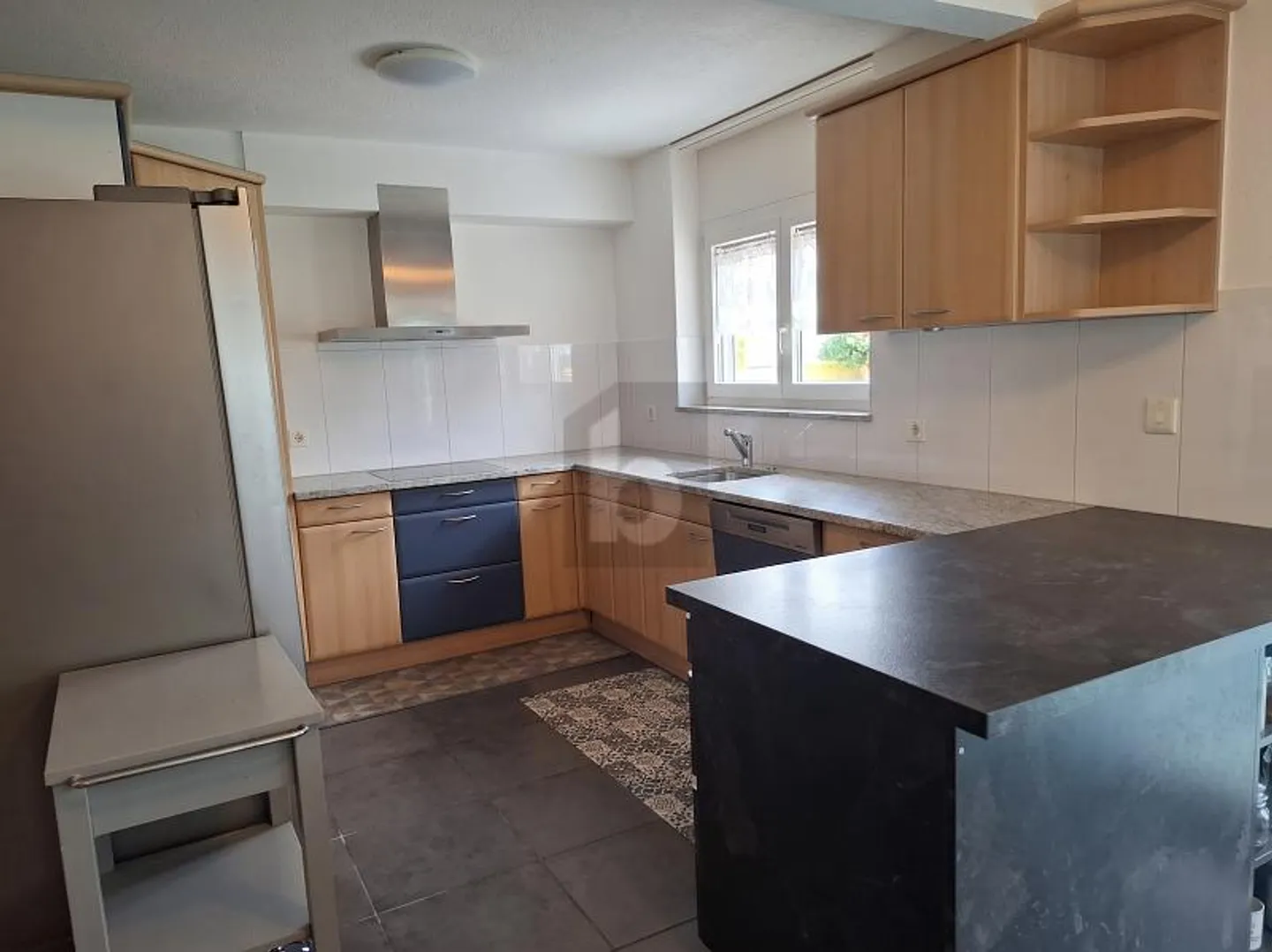 BRIGHT, SPACIOUS, WITH A VIEW - Photo 2 of 6