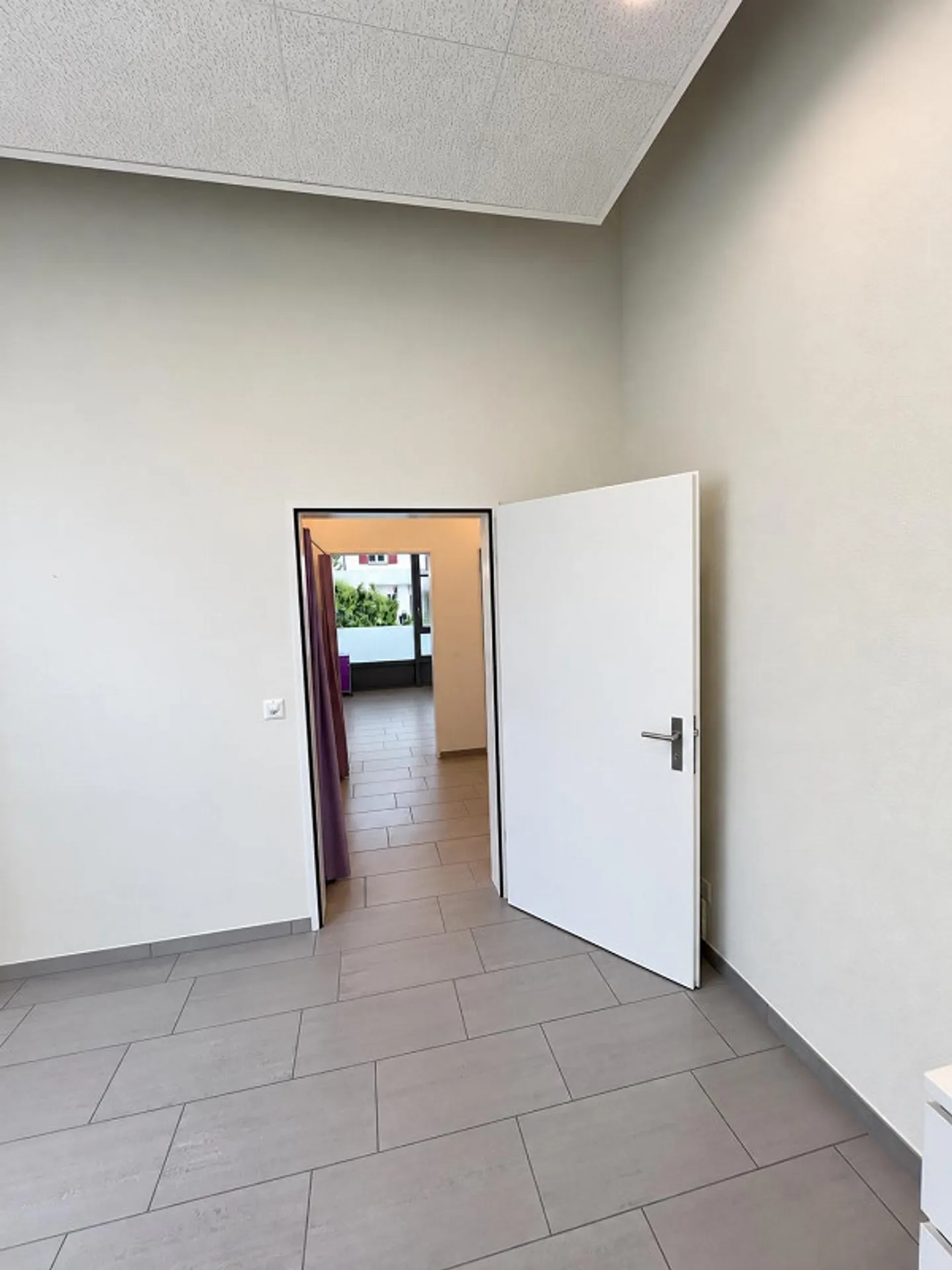 Bright Beauty/Studio Room with Display Window & Parking in Eschlikon TG - Photo 4 of 8