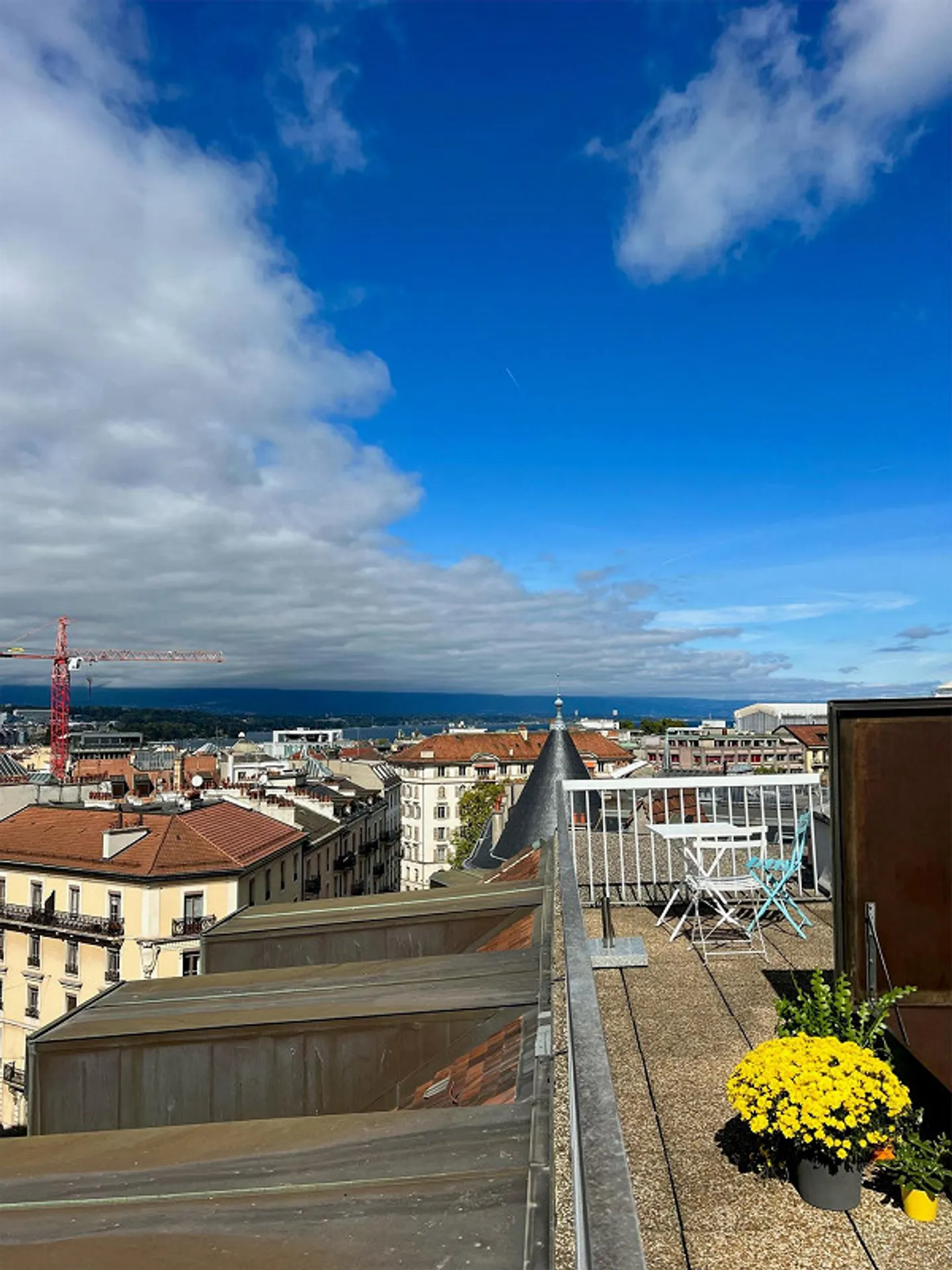 An atypical accommodation with rooftop in the heart of Eaux-Vives! - Photo 3 of 10