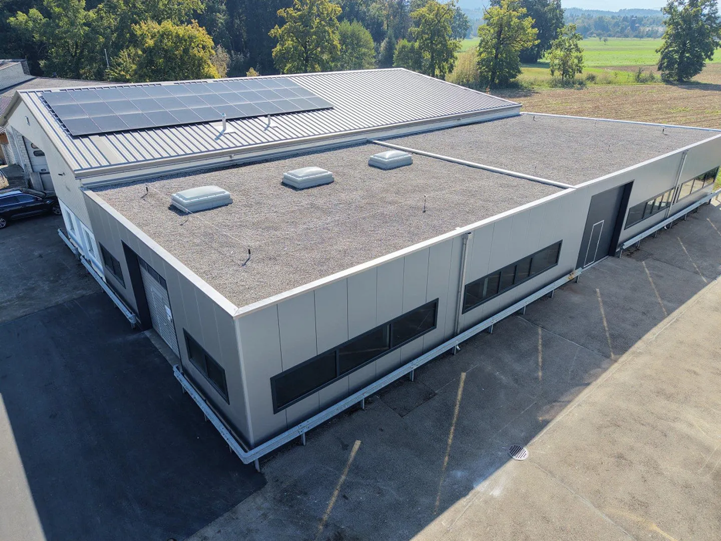 Commercial property with 800 m² in Emmen – extensively renovated, available immediately - Photo 2 of 12