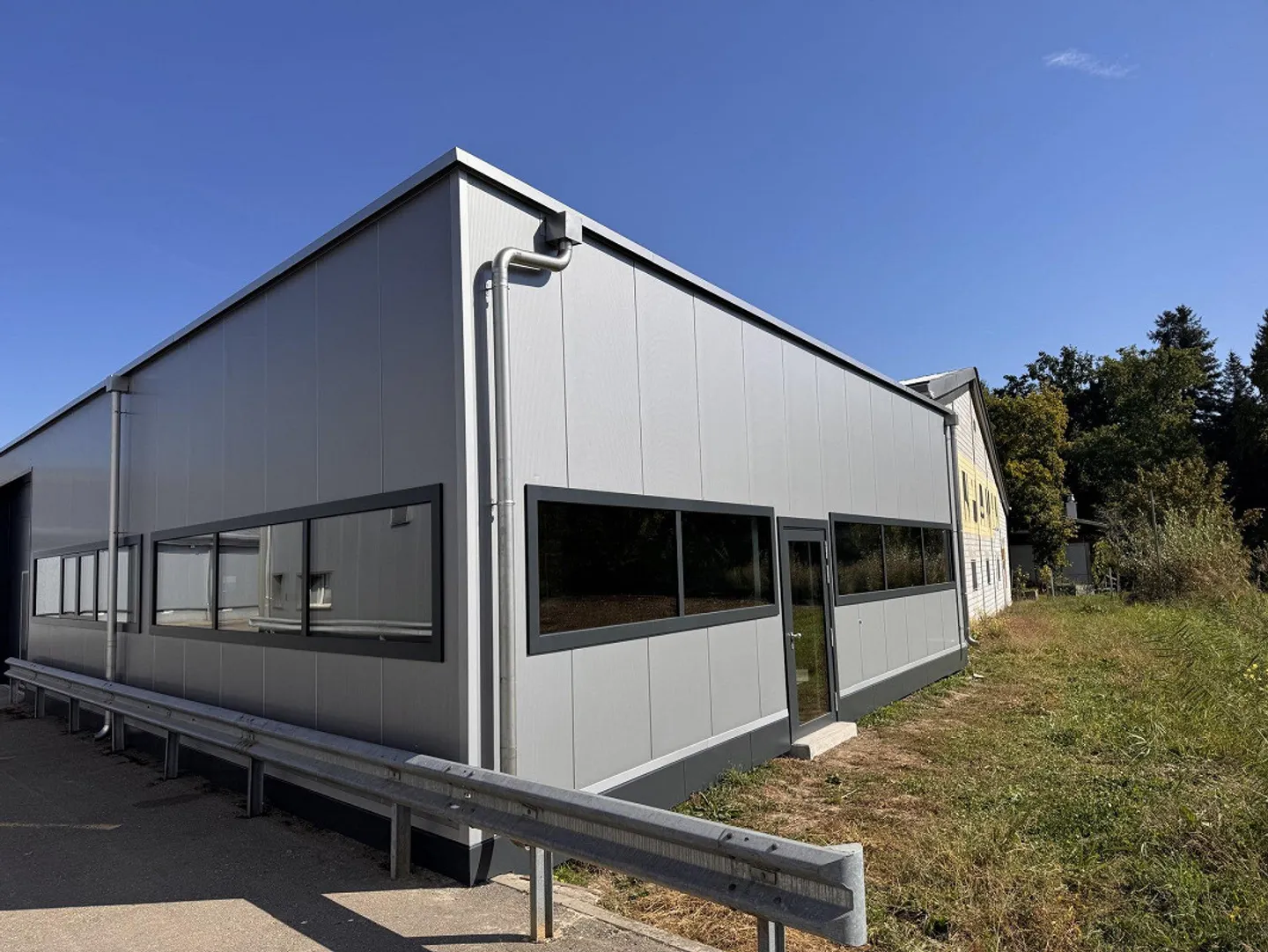 Commercial property with 800 m² in Emmen – extensively renovated, available immediately - Photo 5 of 12