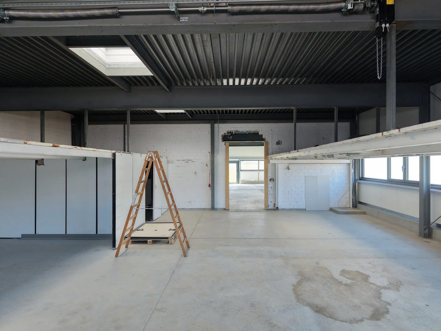 Commercial property with 800 m² in Emmen – extensively renovated, available immediately - Photo 8 of 12