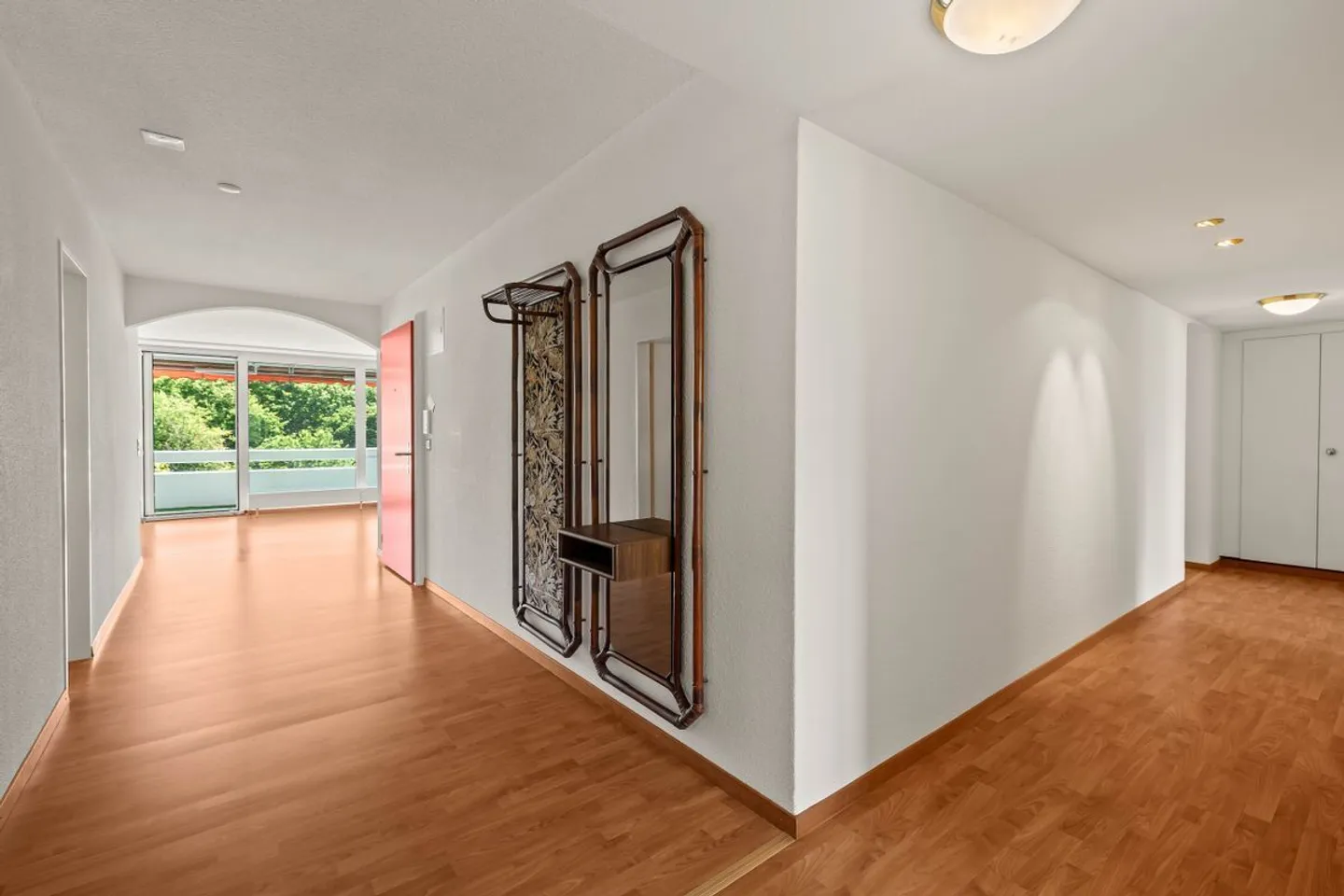 Spacious Apartment with Balconies - Photo 7 of 13