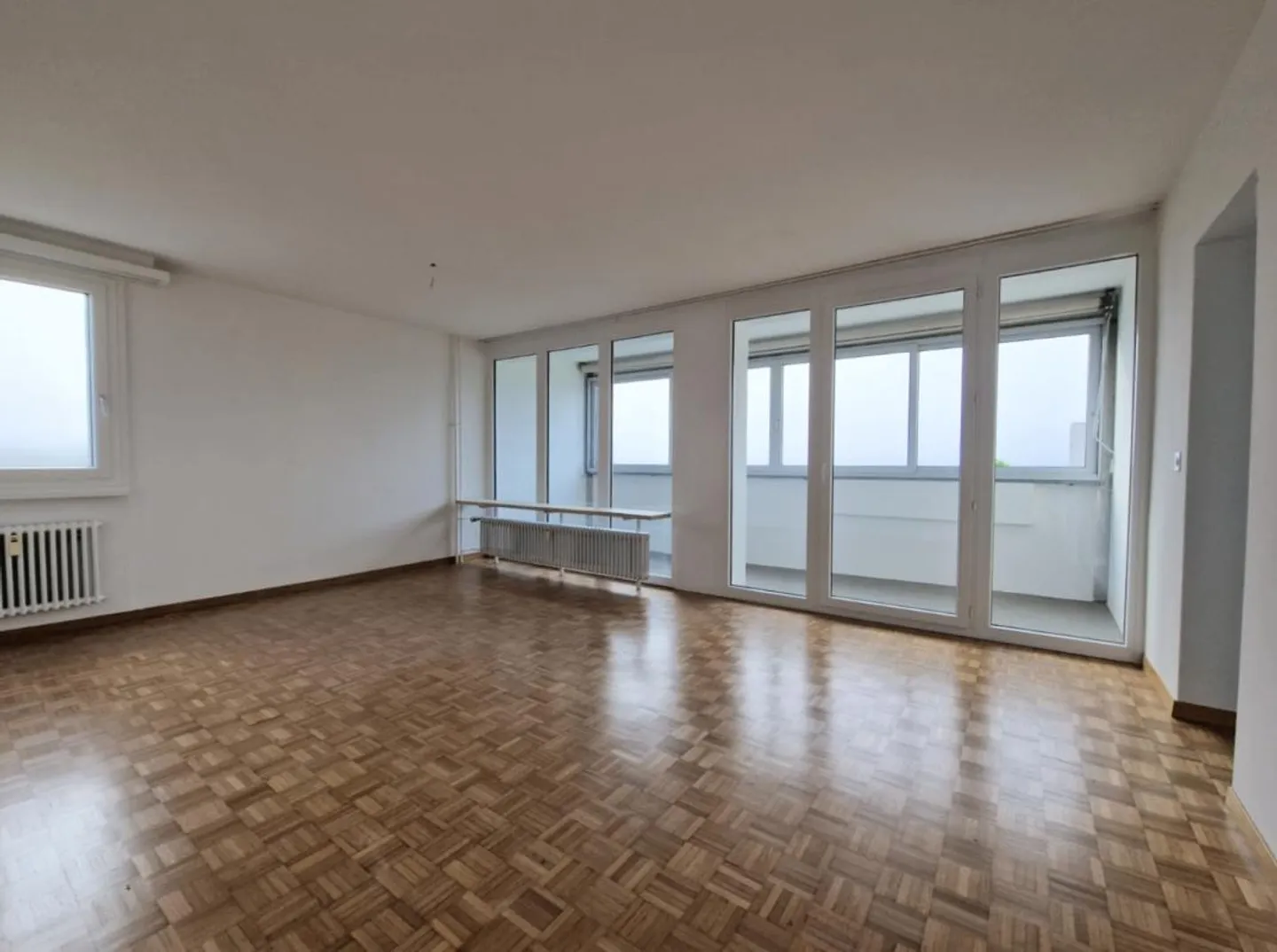 Well-kept, spacious 3.0-room apartment in a central location with a view... - Photo 2 of 9