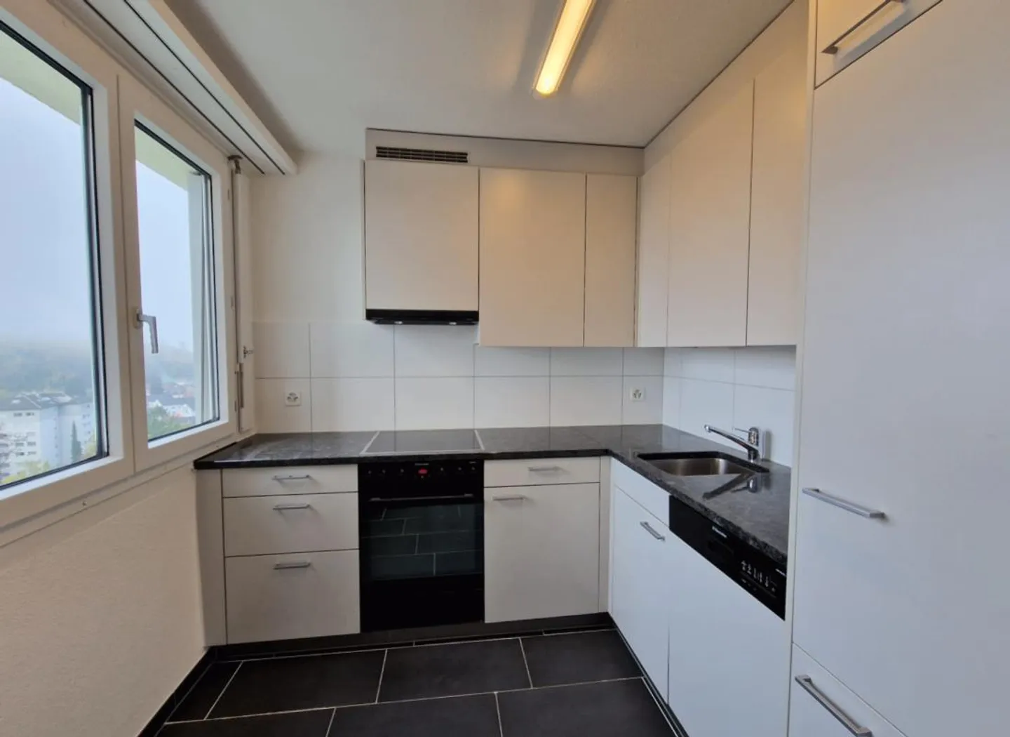 Well-kept, spacious 3.0-room apartment in a central location with a view... - Photo 3 of 9