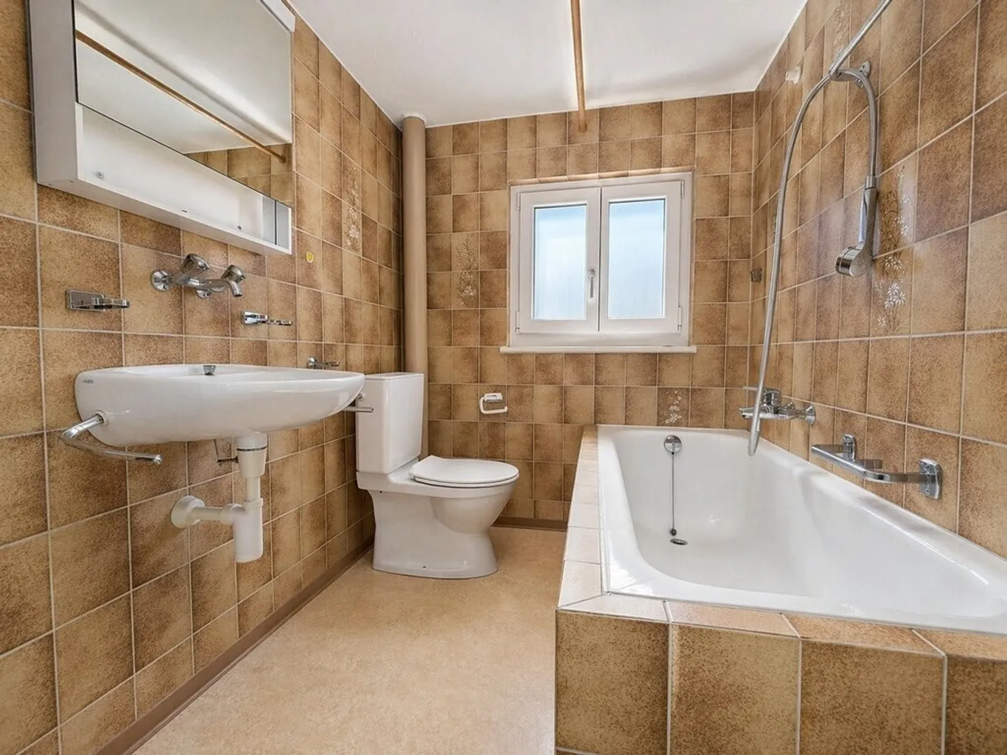 3.5 Room Attic Apartment - Photo 7 of 8