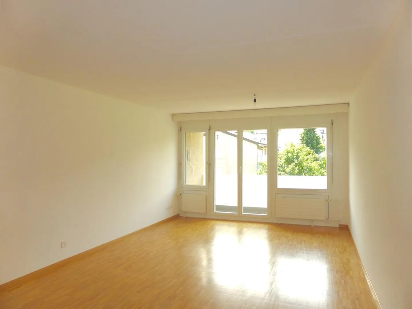 Bright 2.5-room apartment with a view of greenery - Photo 1 of 7