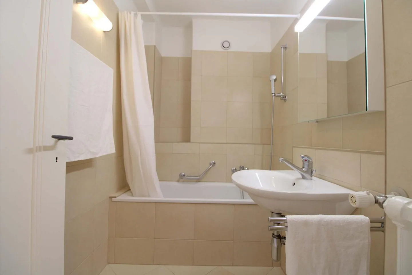 Coliving moderno tra vita lacustre e vita cittadina a Losanna - Foto 11 di 12