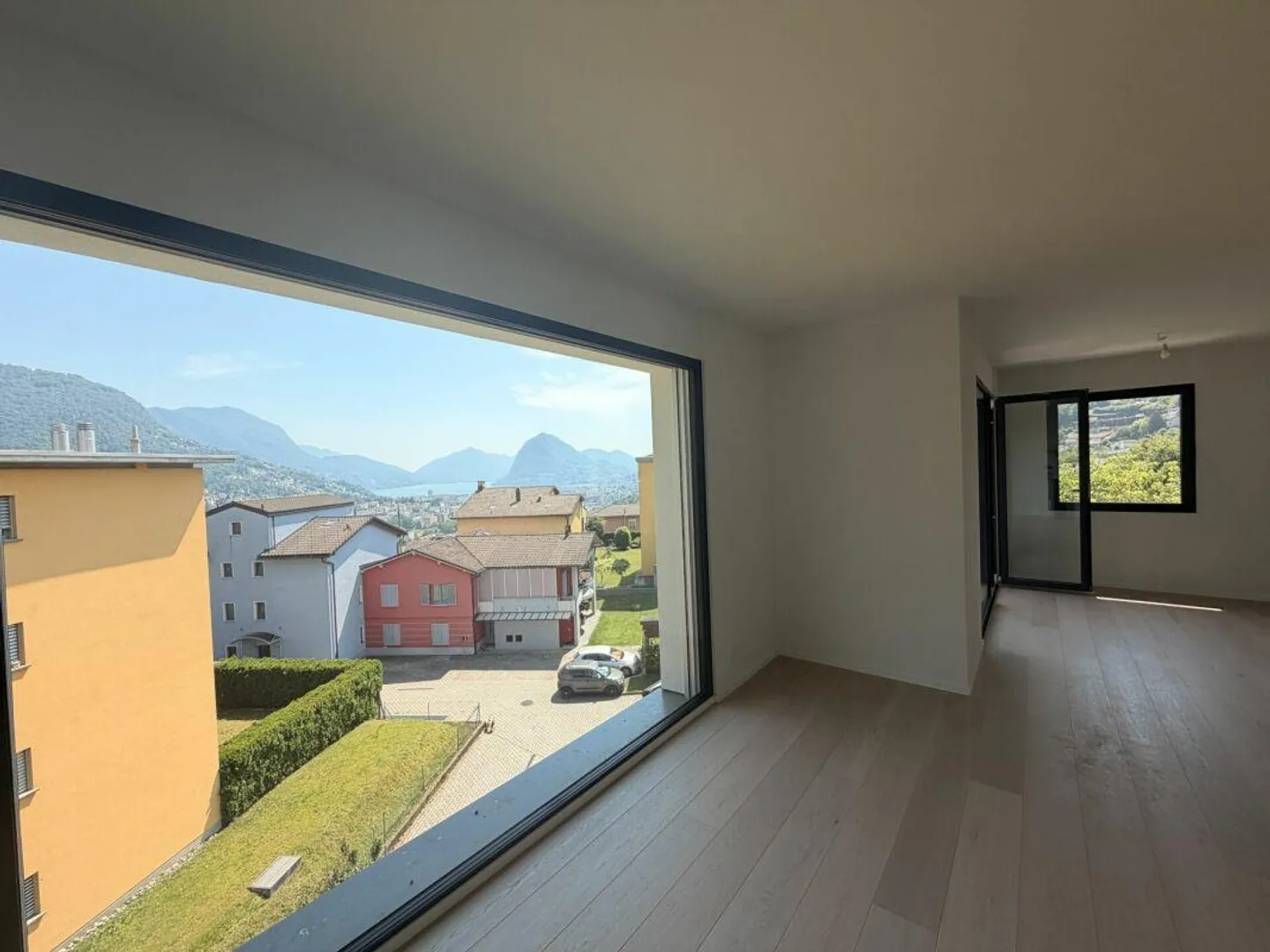 CANOBBIO - PENTHOUSE DI 4,5 LOCALI COMPLETAMENTE RISTRUTTURATO CON VISTA LAGO, TECNOLOGIA E COMFORT - Foto 1 di 18